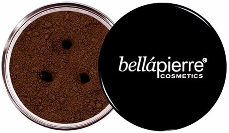 En rund behållare med brunt pulver, tre små prickar på pulvret och ett svart lock med texten 'bellápierre COSMETICS.'