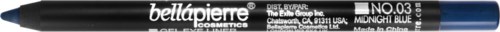 En blå eyeliner-penna med varumärkesnamn och produktnummer, ligger platt på en svart bakgrund.