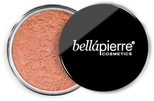 En rund behållare med peach-färgad löspuder och svart lock med texten 'bellápierre cosmetics'.