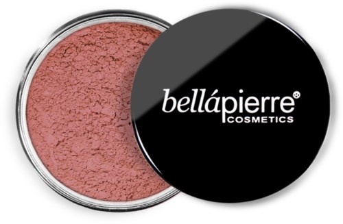 Ein runder Behälter mit rosa Puder-Make-up und einem schwarzen Deckel mit weißen Schrift, der 'bellápierre COSMETICS' sagt.