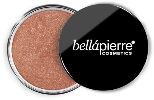 Een koperen kleurige crème oogschaduw in een ronde bak met een zwart deksel. Op de deksel staat witte tekst "bellápierre COSMETICS."
