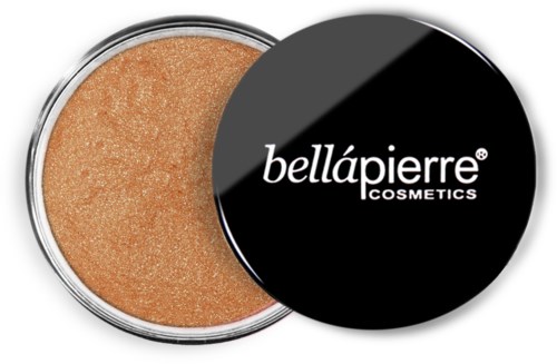 Małe okrągłe pudełko z beżowym makijażem i czarną pokrywką z białym napisem 'bellápierre COSMETICS'.