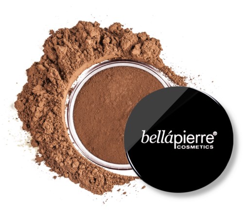 Bruine poeder in een container met een zwarte deksel met 'bellápierre cosmetics' erop. Poeder rondom de container.