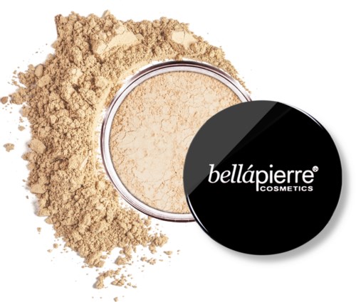En kosmetisk produkt i form av ett pressat puder i beige färg, med spridd puder runt, och ett svart lock med vit textlogga.