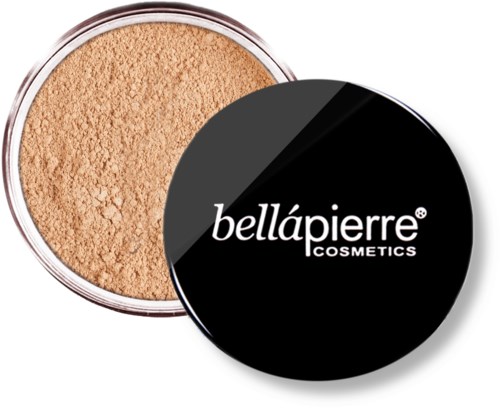 En rund behållare med beige pulvermakeup och svart lock med texten 'bellápierre COSMETICS.'