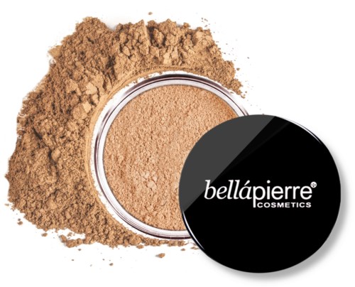 En rund behållare med beige pulver och löst pulver runt den. Locket säger Bellapierre Cosmetics.