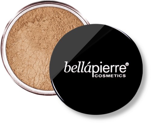 Een ronde container met beige losse poeder, bedekt met een zwarte deksel met witte tekst: 'bellápierre COSMETICS.'