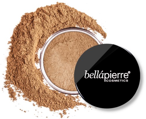 Een compacte poeder met het Bellápierre Cosmetics-logo, omgeven door losse poeder op een witte achtergrond.