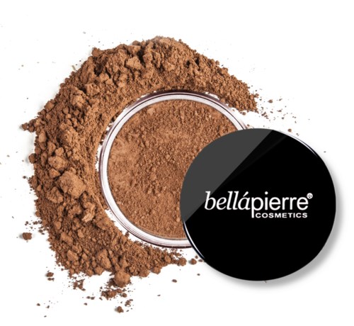 Bruine losse poeder en een container met zwarte deksel van Bellápière Cosmetics.