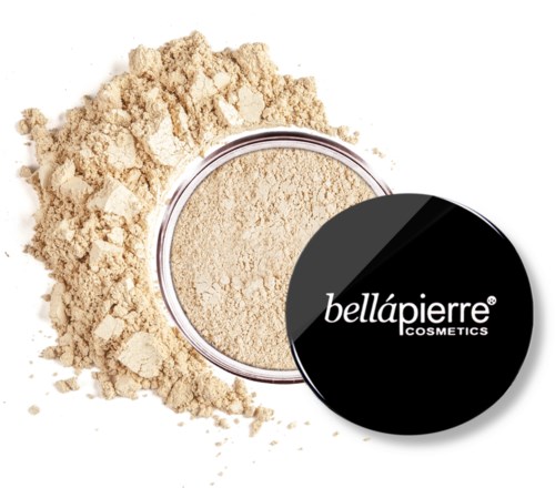 En liten burk med beige puder och svart lock med texten 'bellápierre COSMETICS' bredvid lös puder.