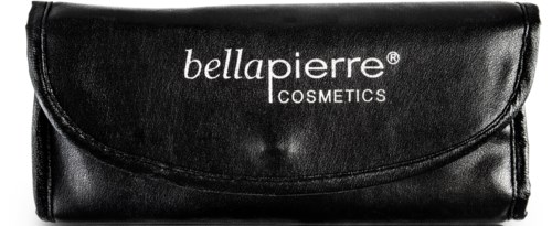 Een zwarte make-up tas met witte tekst die zegt 'bellapierre COSMETICS'.