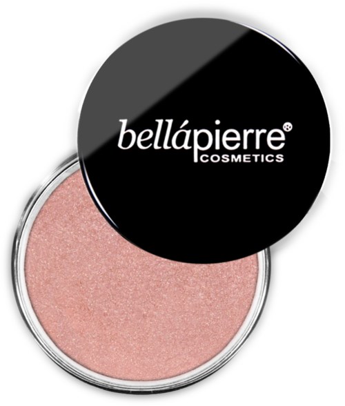 En rund blush-kontainer med rosa nyanse, merket med bellápierre COSMETICS på lokket.
