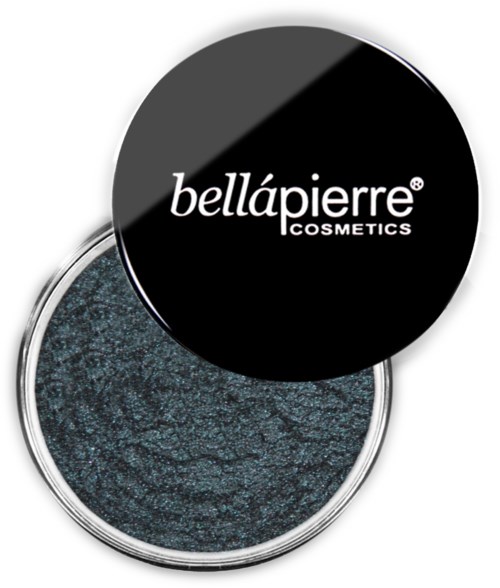 En rund beholder med mørk, skinnende øyeskygge med Bellapierre Cosmetics-logo på lokket.