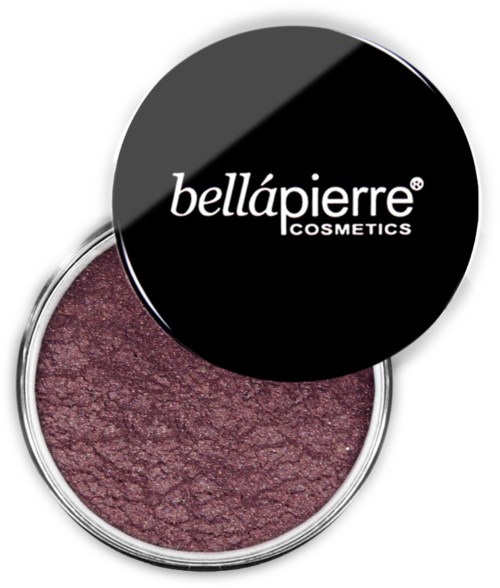 Et kosmetisk produkt med svart lokk som viser merket 'bellápierre COSMETICS' i hvit tekst, med skimmerlignende lilla øyenskygge.