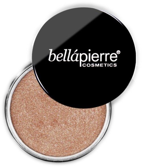 Beżowy, błyszczący produkt kosmetyczny w okrągłym pojemniku z czarną pokrywką, na której jest napisane 'bellápierre COSMETICS'.