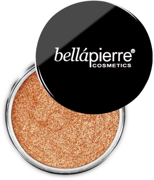 En rund kosmetikkompakt med svart lokk merket 'bellápierre COSMETICS' og et skinnende bronsepulver innvendig.