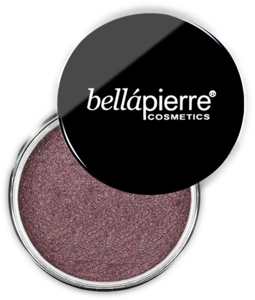 En rund beholder med shimmer øyeskygge i rosa-lilla farger og svart lokk med teksten 'bellápierre COSMETICS.'