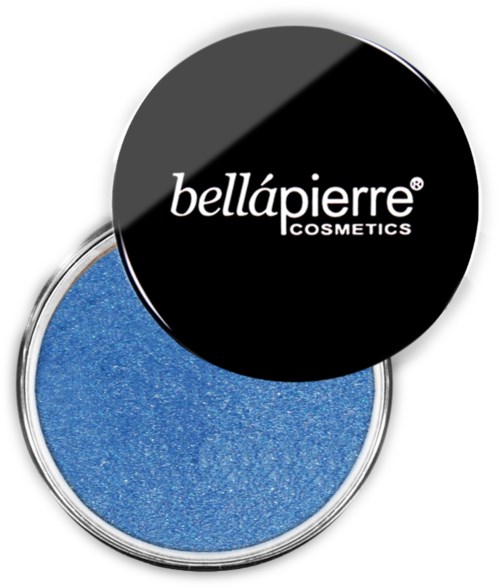 En blå øyenskygge i en sølvfarget rund beholder, med svart lokk merket 'bellápierre COSMETICS'.
