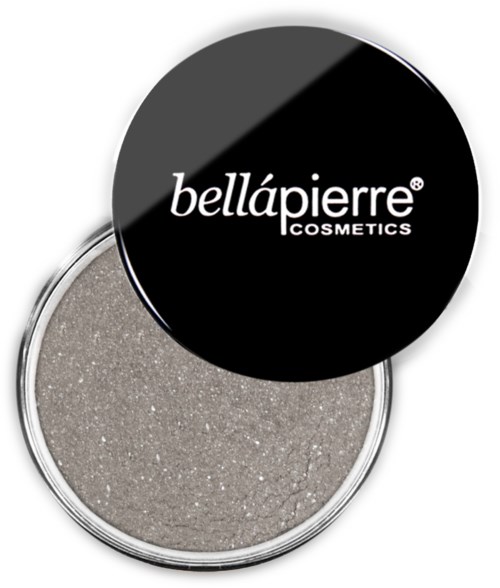 En rund beholder med grå øyeskygge og svart lokk. Lokket har hvit tekst som sier "bellápierre COSMETICS."