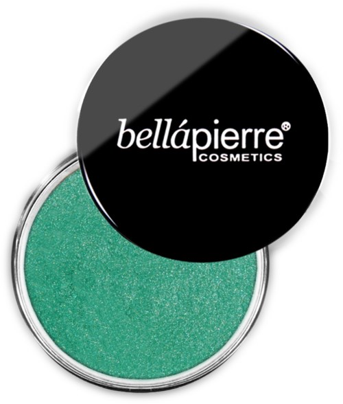 En grønn kosmetikkvare i en sølvbeholder med svart lokk som viser Bellápierre Cosmetics-logoen.