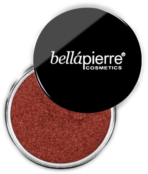 En rund kosmetikkopp med svart lokk viser 'bellápierre COSMETICS'-logoen. Inni er det rød glitterøyeskygge.