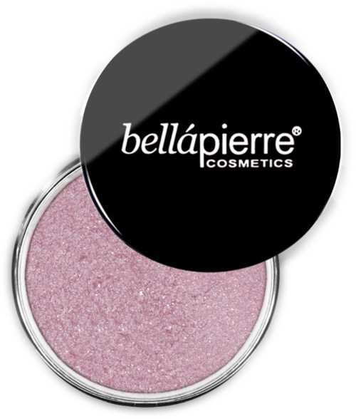 Pinkki, kimaltava kosmetiikkapakkaus, jonka kannessa lukee "bellápierre COSMETICS."