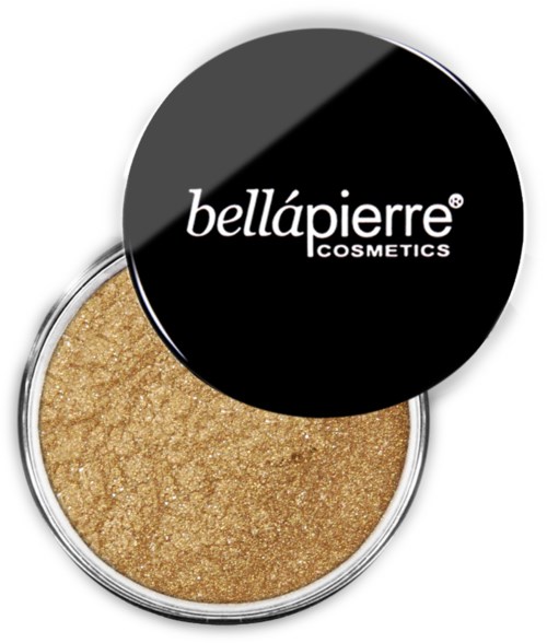 Et gullfarget kosmetikkprodukt i en rund beholder med svart lokk, merket "bellápierre COSMETICS."