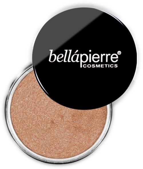 En sminkkompakt med gullskimmer øyenskygge og svart lokk med teksten 'bellápierre COSMETICS'.