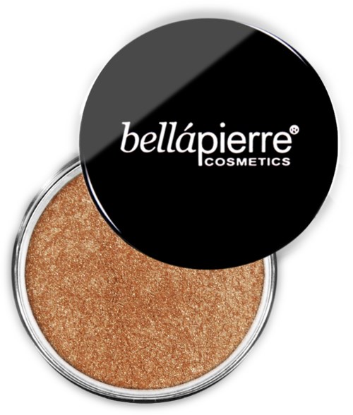 En sminkepute med gullfarget pudder og et svart lokk med hvit tekst for Bellápierre Cosmetics.