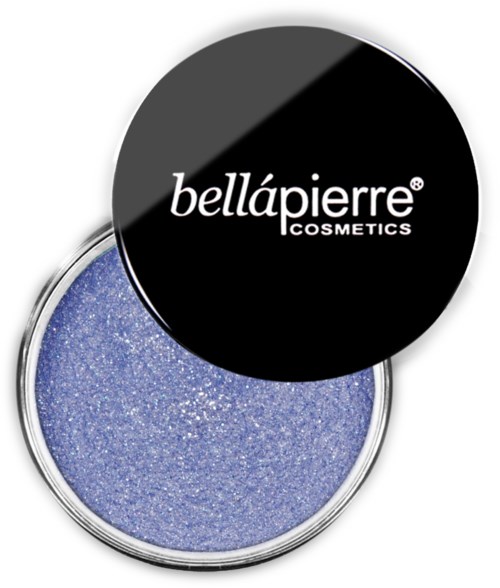 En blå, glitteraktig øyenskygge i en rund beholder med svart lokk med hvit tekst som sier 'bellápierre COSMETICS'.