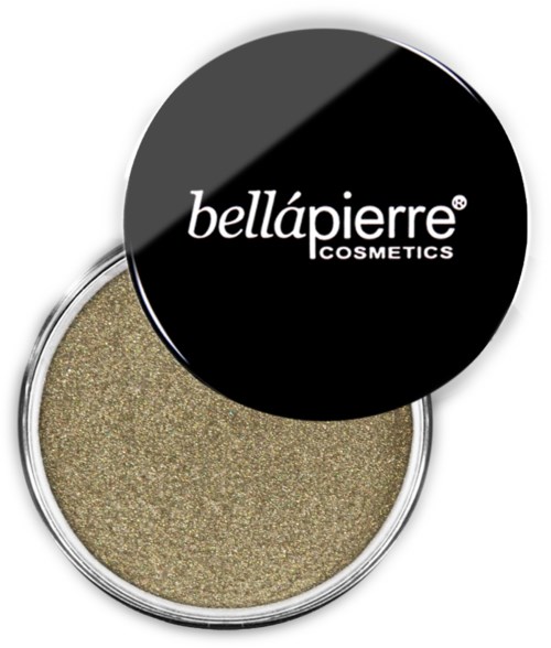 En liten rund beholder med gullfarget øyeskygge med svart lokk som sier "bellápierre COSMETICS."