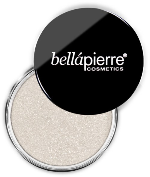 En rund beholder med lysfarget, glitrende makeup-pudder og svart lokk merket 'bellápierre COSMETICS'.
