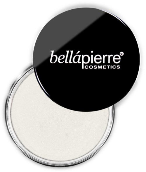 Ympyräinen lasinalus kannessa, jossa on musta tausta ja valkoinen teksti: 'bellápierre COSMETICS'. Täällä on valkoinen tuote.