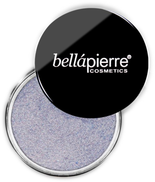 En svart rund lokk med 'bellápierre COSMETICS' skrevet på, delvis åpnet, som viser en skinnende lilla øyenskygge.