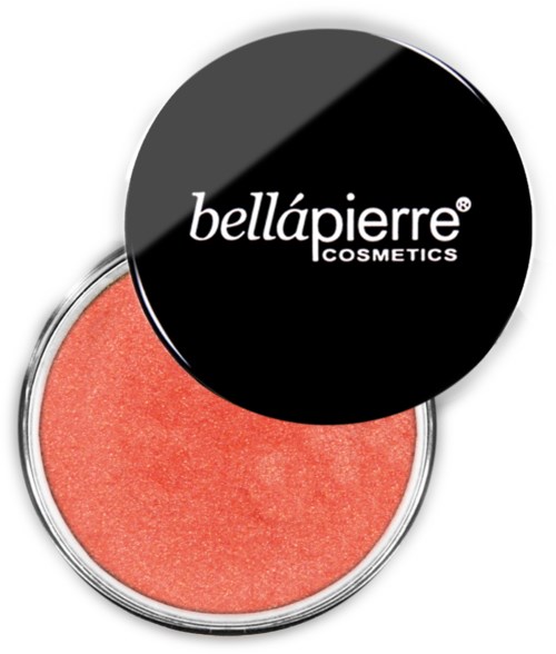 En rund sminkeutstyr med svart lokk merket 'bellápierre COSMETICS' og korallfarget pudder inni.
