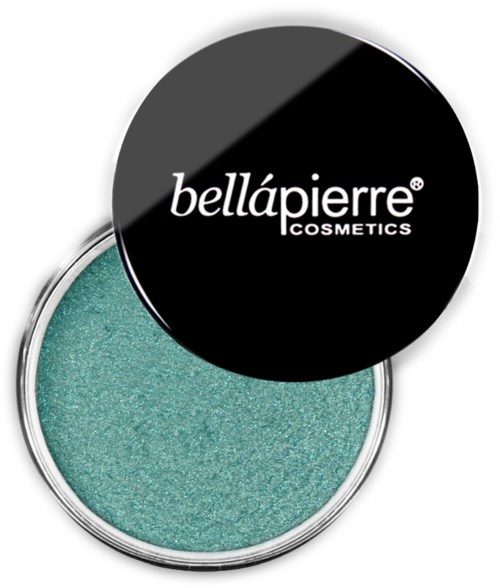 En liten rund beholder med en turkis kosmetikk og lokk merket 'bellápierre COSMETICS.'