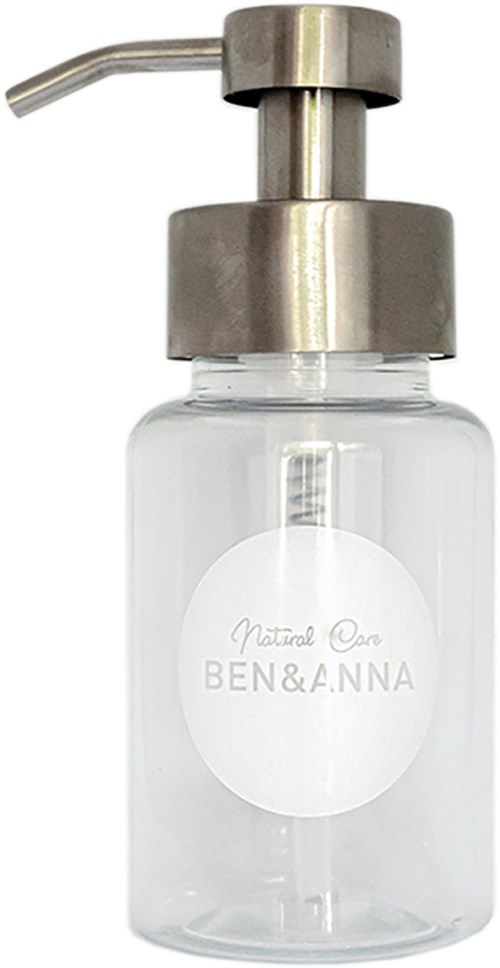 Neljä läpinäkyvä pullo, jossa on metallinen suutin ja etiketti "Natural Care" ja "BEN & ANNA."