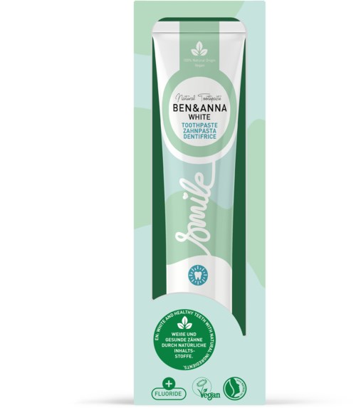 Grüner und weißer Zahnpasta Verpackung mit Ben & Anna White Etikett, vegan, Fluorid und natürliche Inhaltsstoffe Symbole.