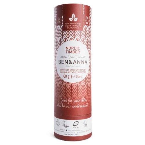 En röd cylinderbehållare med text om naturliga, veganska ingredienser och miljövänlighet, samt en logga med ett blad.