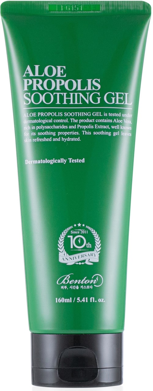 Grön tub med Aloe Propolis lugnande gel med vitt text och svart lock.