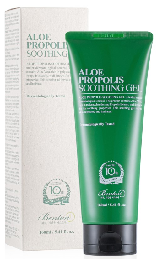 En grön tub med Aloe Propolis Soothing Gel med tillhörande kartong, hyllar 10 år, och visar produktdetaljer.
