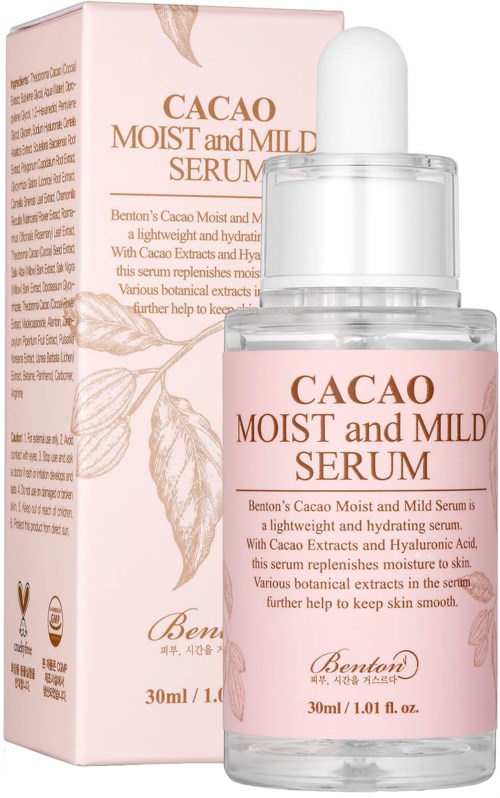 En hudvårdsprodukt kallad Cacao Moist and Mild Serum med en rosa flaska och box. Den innehåller kakaobläckor och hyaluronsyra.