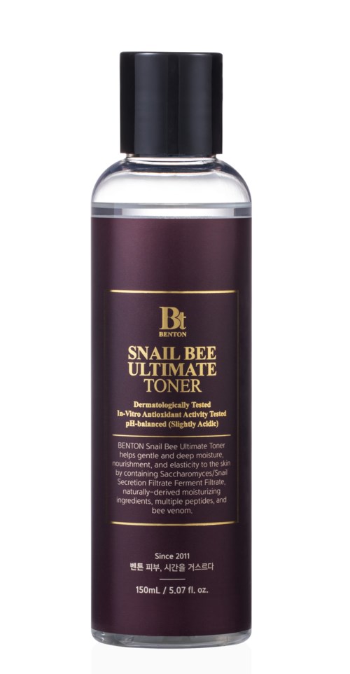 Läpinäkyvä pullo mustalla kannella, violetti etiketti ja kultatekstiä Snail Bee Ultimate Tonerille.