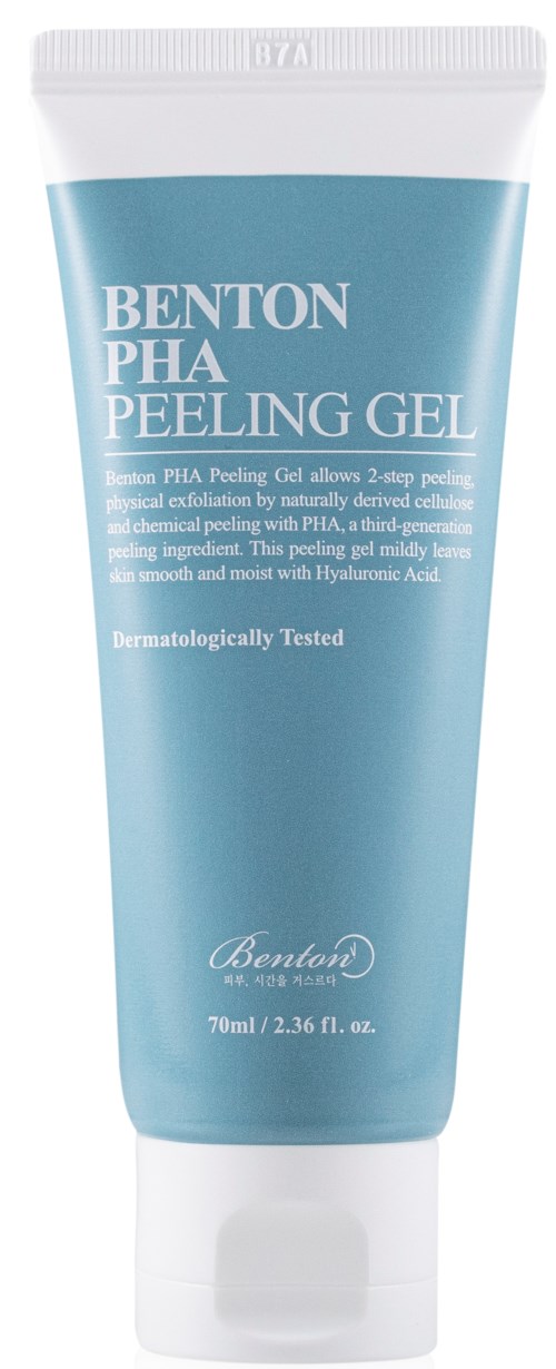 En blå og hvit tube med Benton PHA Peeling Gel, brukt for hudavskalling, med tekst som beskriver funksjonene.