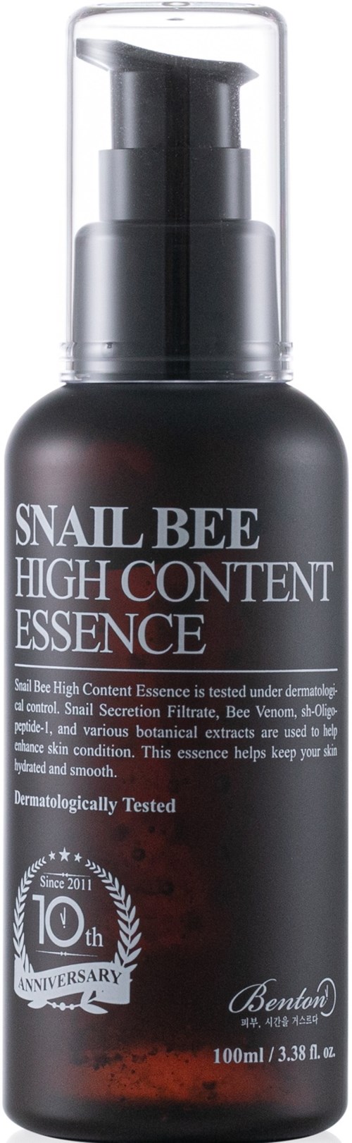 Czarna butelka z pompą, oznaczona jako Snail Bee High Content Essence, obchodząca 10-lecie.