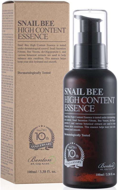 Produkt do pielęgnacji skóry w czarnej butelce z pompką, obok beżowego pudełka z napisem "Snail Bee High Content Essence."