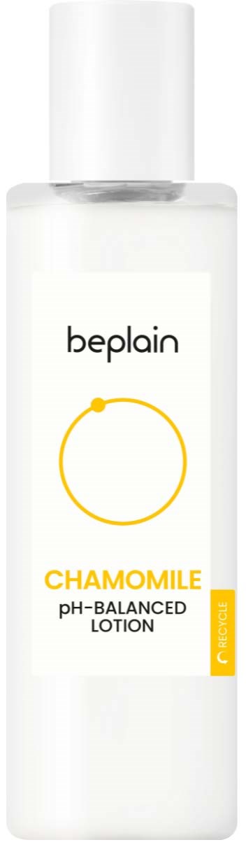 Een doorzichtige fles kamillelotion met witte dop en gele en zwarte label. Het zegt "beplain" en "CHAMOMILE."