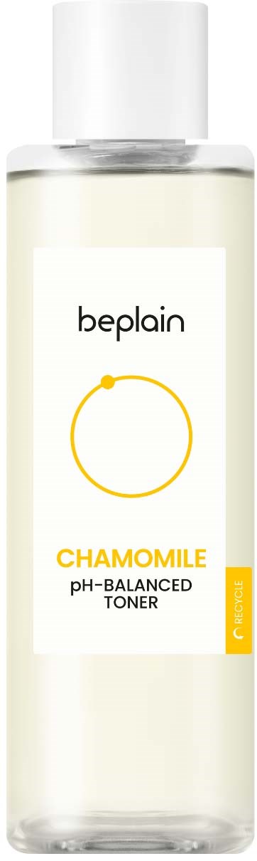 En tydlig flaska med vit kork, märkt beplain kamomill pH-balancerad toner, med en enkel gul cirkel.