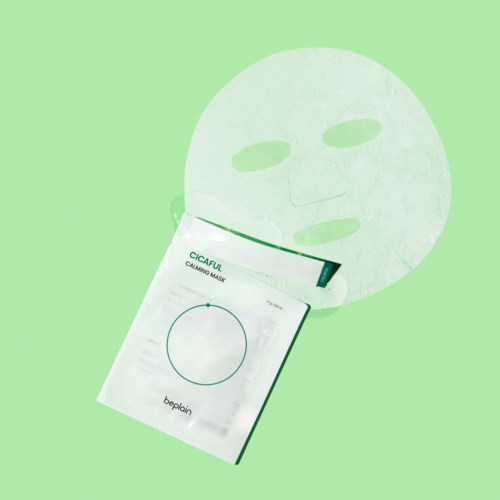 Ett papper med ansiktsmaskdesign, bredvid en påse märkt 'CICAFUL CALMING MASK'.