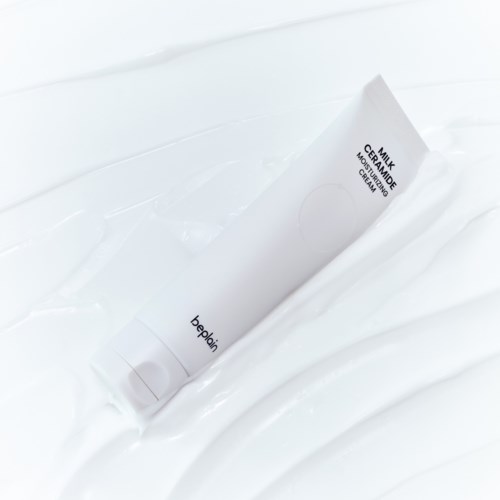 Valkoinen putkilopakkaus, jossa lukee 'milk ceramide calming mask', on valkoisella pinnalla.
